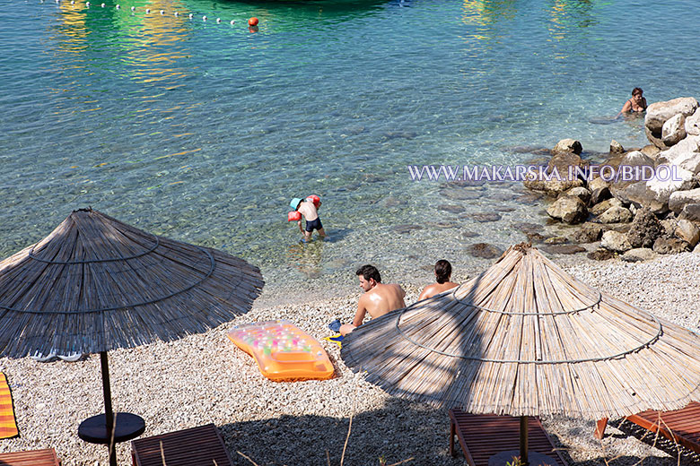 Whole family at beach in Makarska