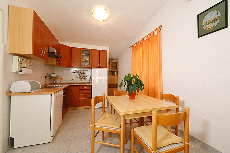 apartments Brkuši, Makarska - dining room